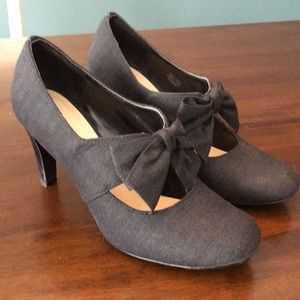 Gray round-toe heels with darling bow